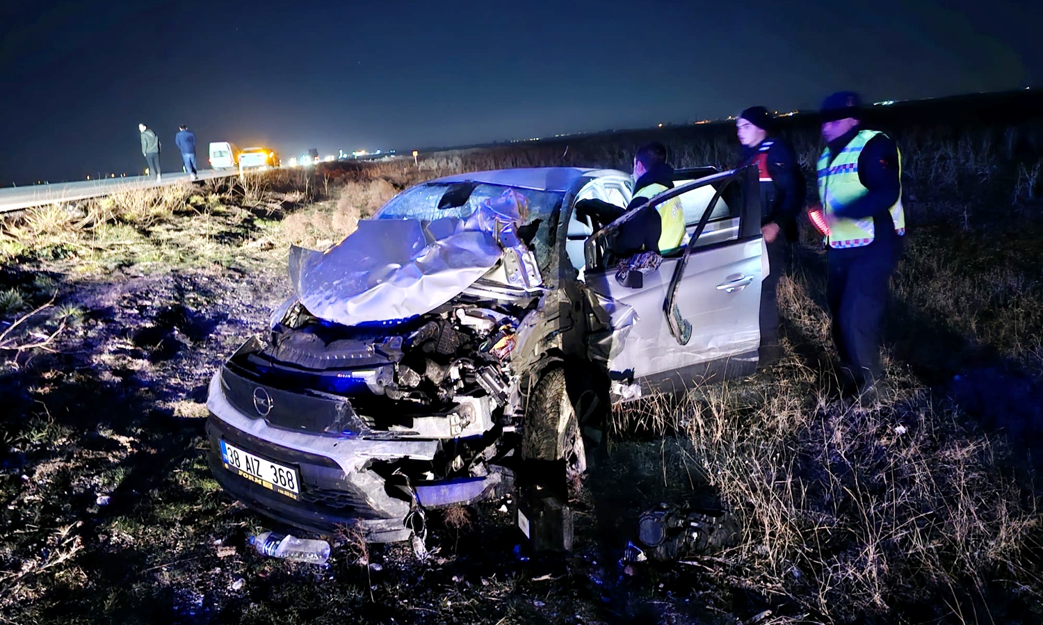 Konya yolunda iki otomobil çarpıştı: 3 yaralı