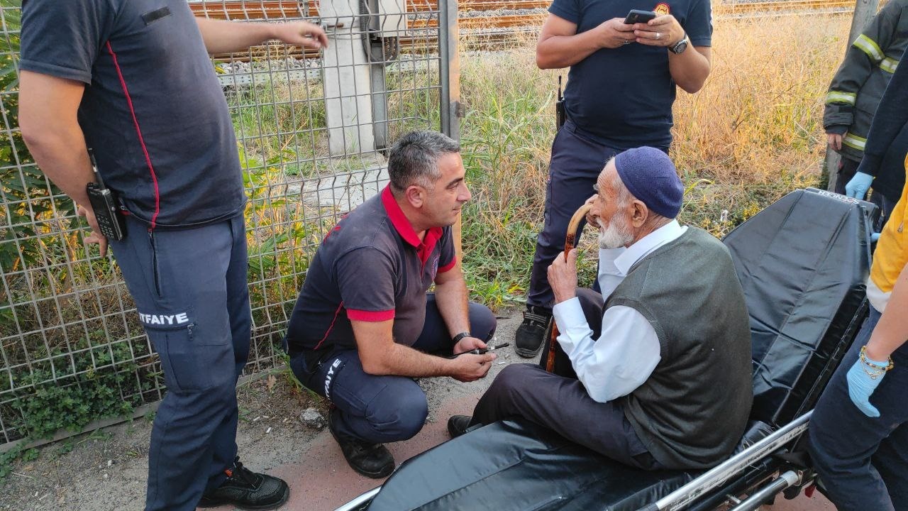 Konyada bileti olmadığı için   YHT'ye binemeyen 90 yaşındaki adam, tren yolundan yürüyerek gelmeye kalktı..