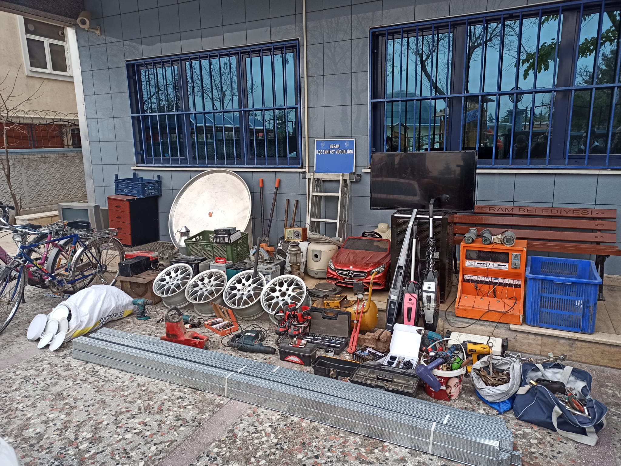 KONYADA ÇALDIĞI EŞYALARI EVİNİN İÇİNDE BİRİKTİRMİŞ