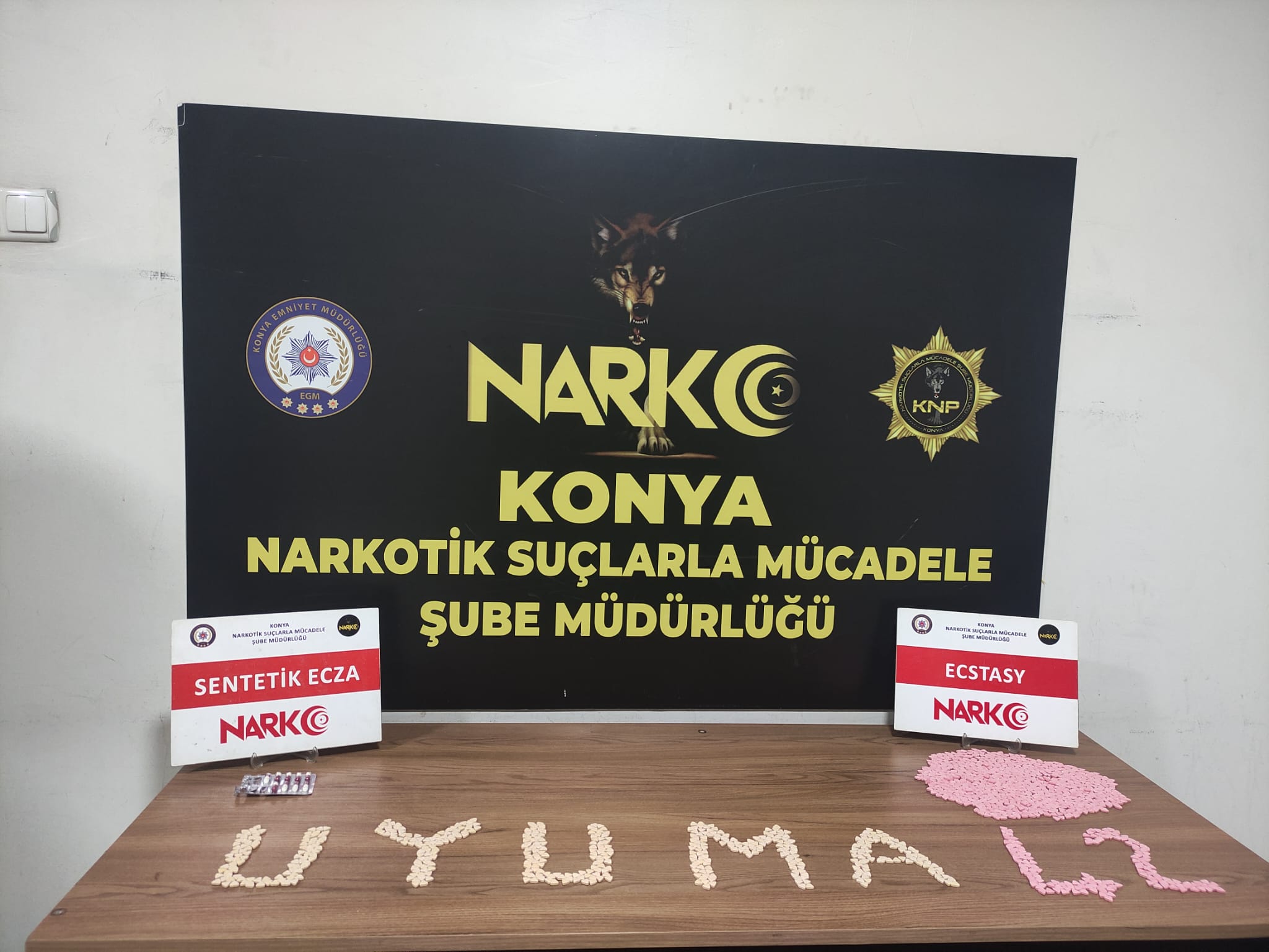 KONYADA ÇEVİRMEYE TAKILAN EVLİ ÇİFTİN ARACINDAN KİLOLARCA UYUŞTURUCU MADDE ELE GEÇİRİLDİ