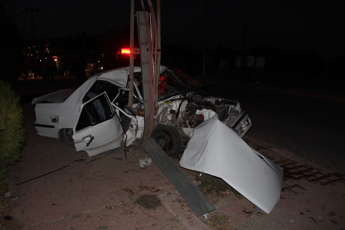 Konyada elektrik direğine çarpan araçta 4 kişi yaralandı
