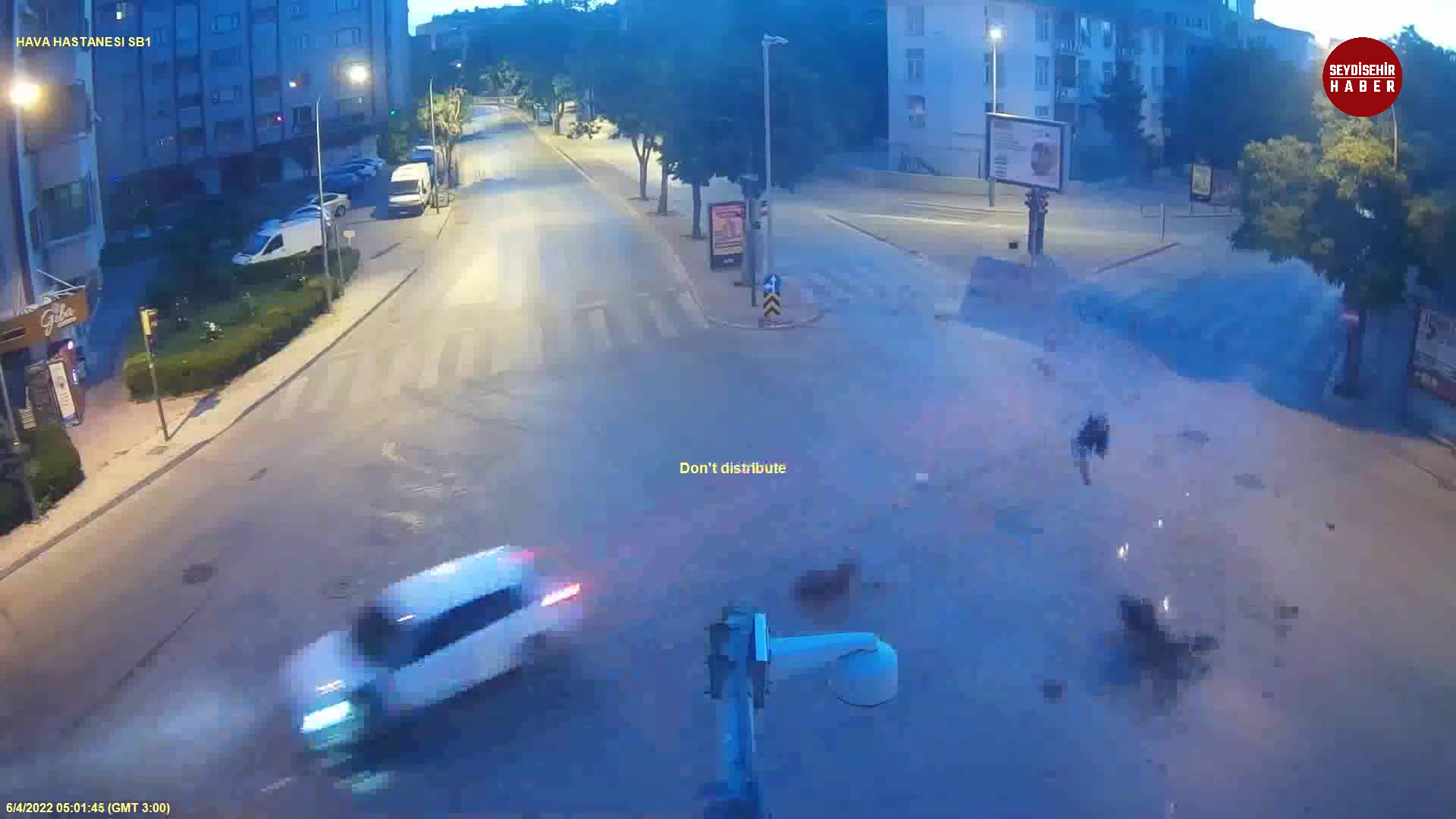 KONYADA KIRMIZI IŞIK İHLALİ KAZAYI BERABERİNDE GETİRDİ