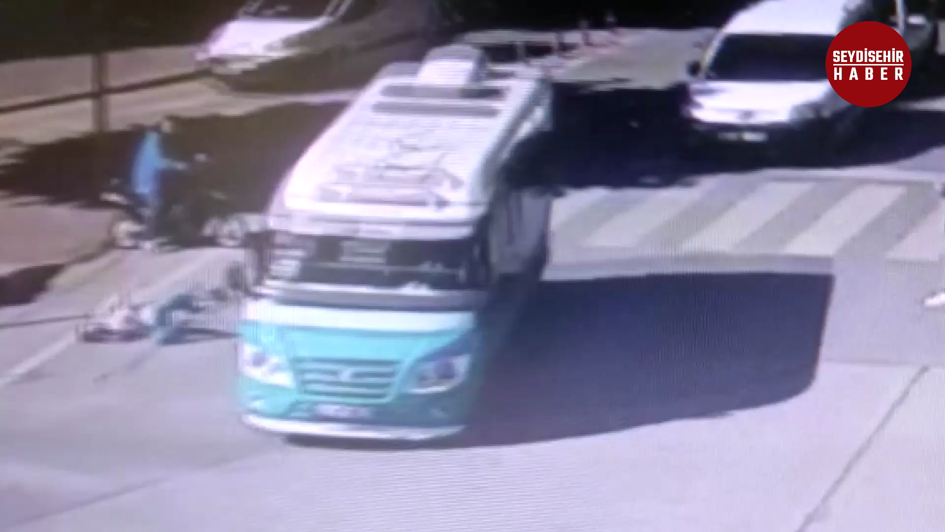 KONYADA KIRMIZI IŞIKTA GEÇEN MİNİBÜS YAYAYA   BÖYLE ÇARPTI