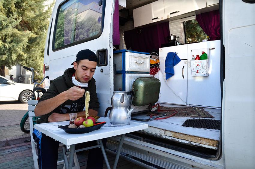 Konyada sağlık çalışanı yakınlarını korumak için hayatını karavana sığdırdı