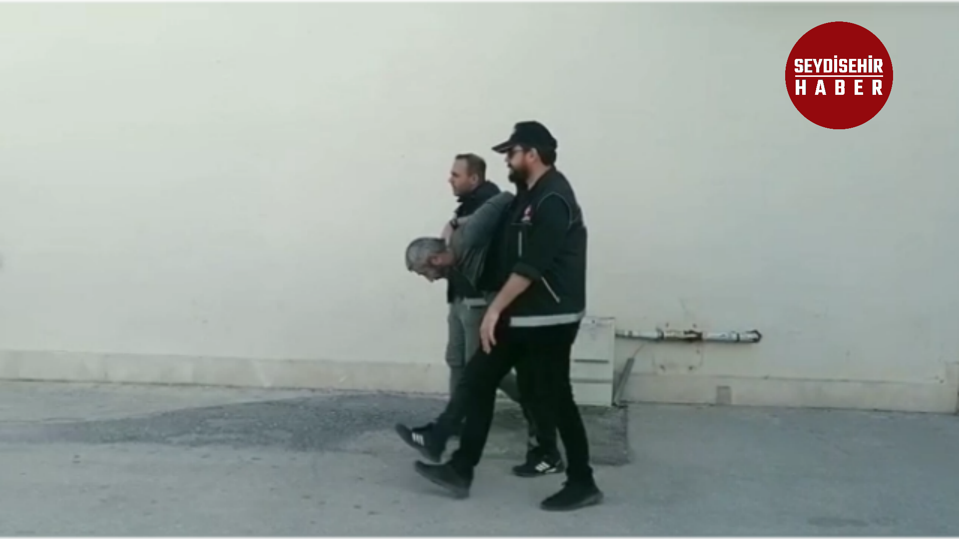 KONYADA VİP ARAÇLA SOSYAL MEDYADA PAYLAŞIM YAPAN UYUŞTURUCU SATICISI CEZAEVİNE BÖYLE GÖNDERİLDİ