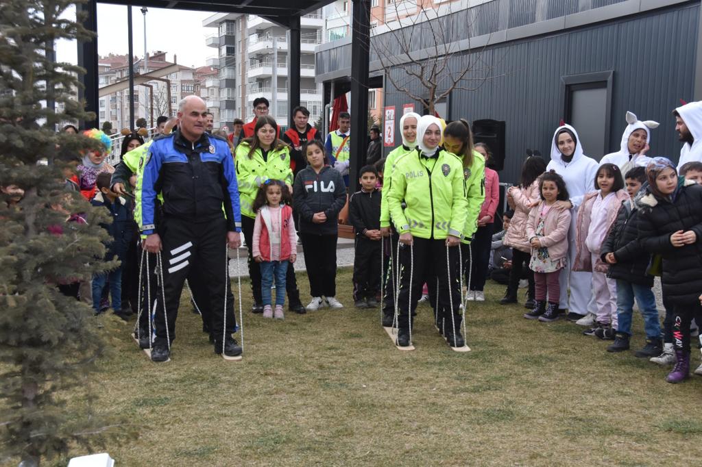 KONYADAKİ  DEPREMZEDE ÇOCUKLAR, DEPREMİN OLUMSUZ ETKİLERİNDEN UZAK KEYİFLİ BİR GÜN GEÇİRDİ