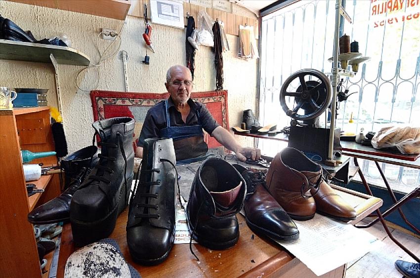 Konyalı Mehmet Usta, 24 yıldır kendisi gibi yürüme engelli olanlara özel ayakkabı üretiyor