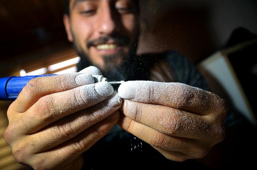 Konyalı nakkaş hayal ettiği motifleri tespihlere aşkla işliyor