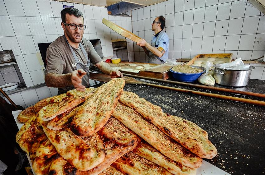 Konyalı pide ustaları iftar sofralarını lezzetlendiriyor
