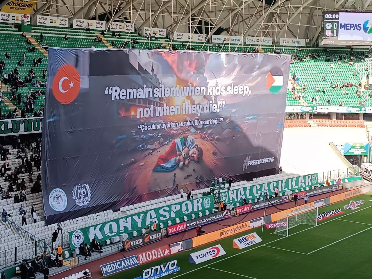 Konyaspor taraftarından göz yaşartan Filistin pankartı!