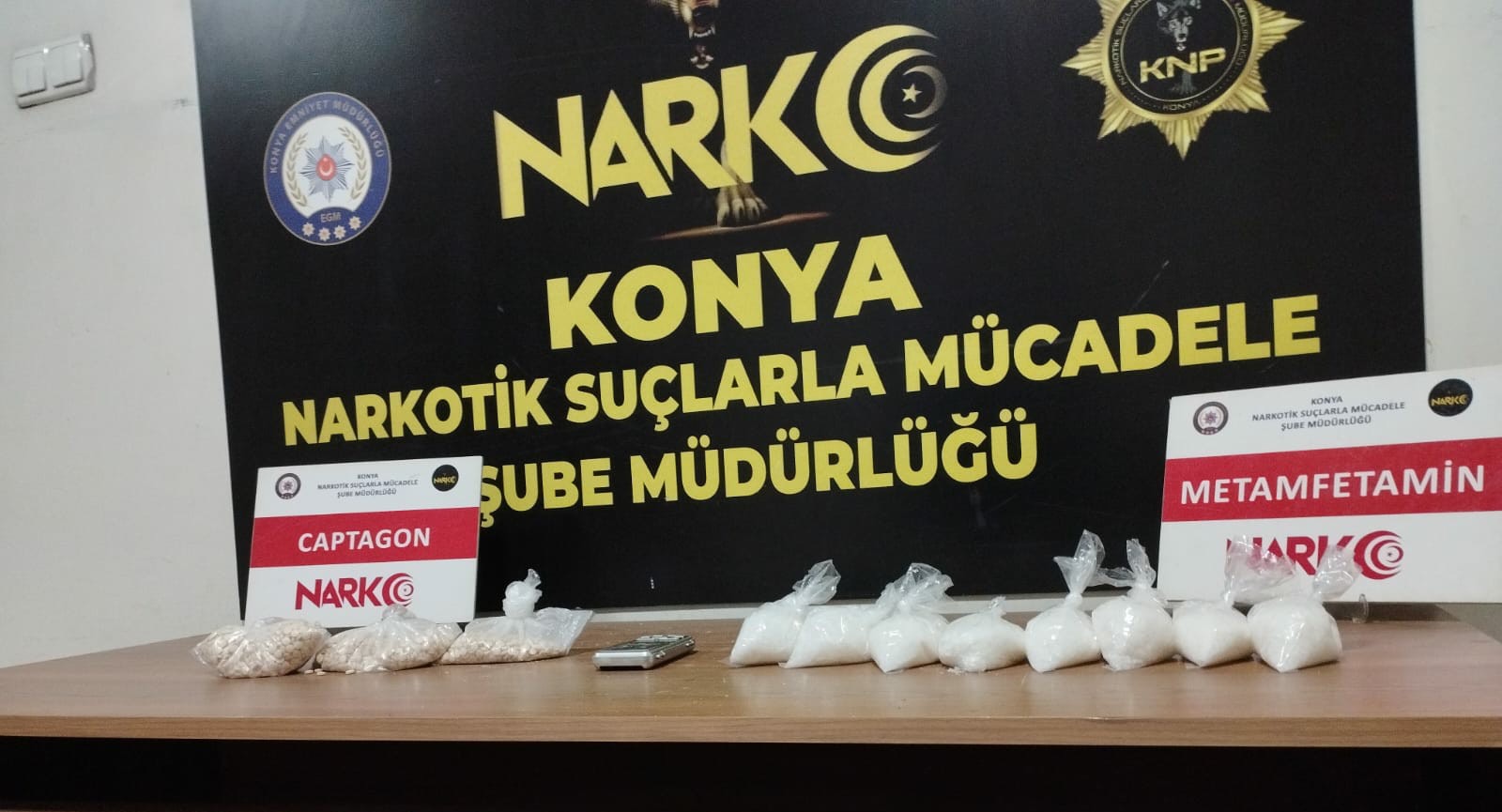 KÖŞEYE SIKIŞAN ZEHİR TACİRLERİ UYUŞTURUCUYU NASIL GİZLEYECEĞİNİ ŞAŞIRDI!