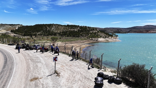 KOSKİ ALTINAPA BARAJ GÖLÜ ÇEVRESİNDE GENİŞ ÇAPLI TEMİZLİK ÇALIŞMASI YAPTI