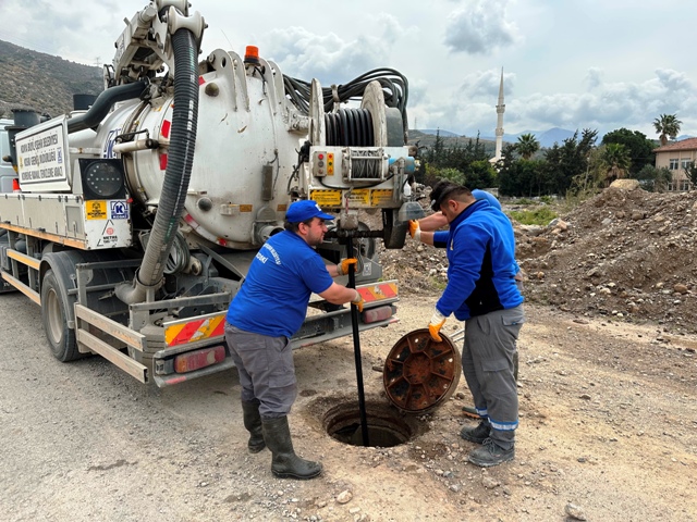 KOSKİ EKİPLERİ HATAY’DA KANAL TAŞKININA MÜDAHALE ETTİ