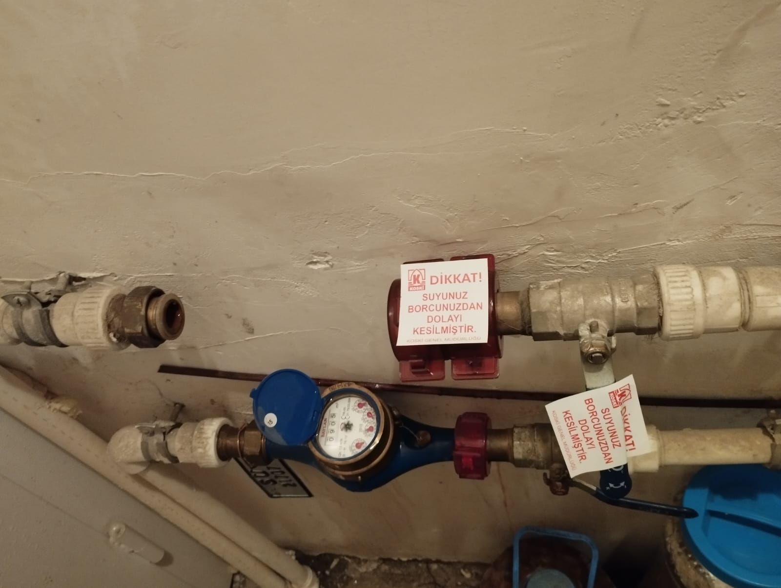 KOSKİ SU BORCUNDAN DOLAYI SU  SAATİNİ  SÖKÜP GÖTÜRÜYOR.