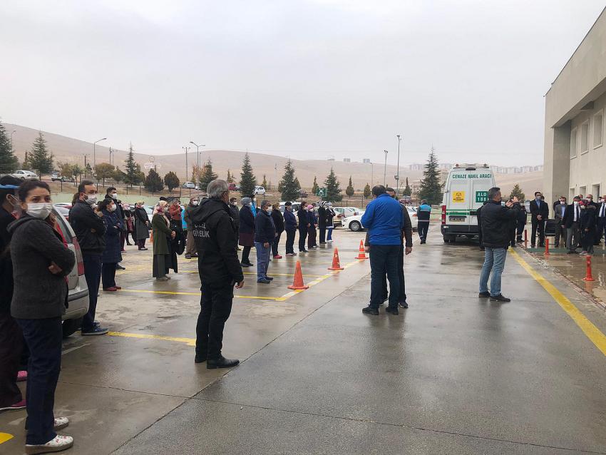  Kovid-19 nedeniyle yaşamını yitiren hemşire Ünal son yolculuğuna uğurlandı