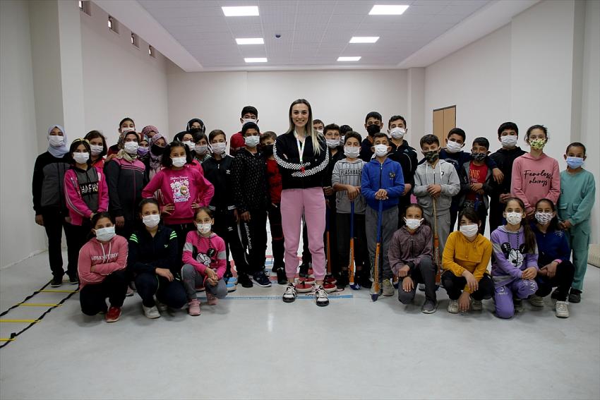 Köy okulundan şampiyonlar çıkaran Cansu öğretmen gözünü yeni madalyalara dikti