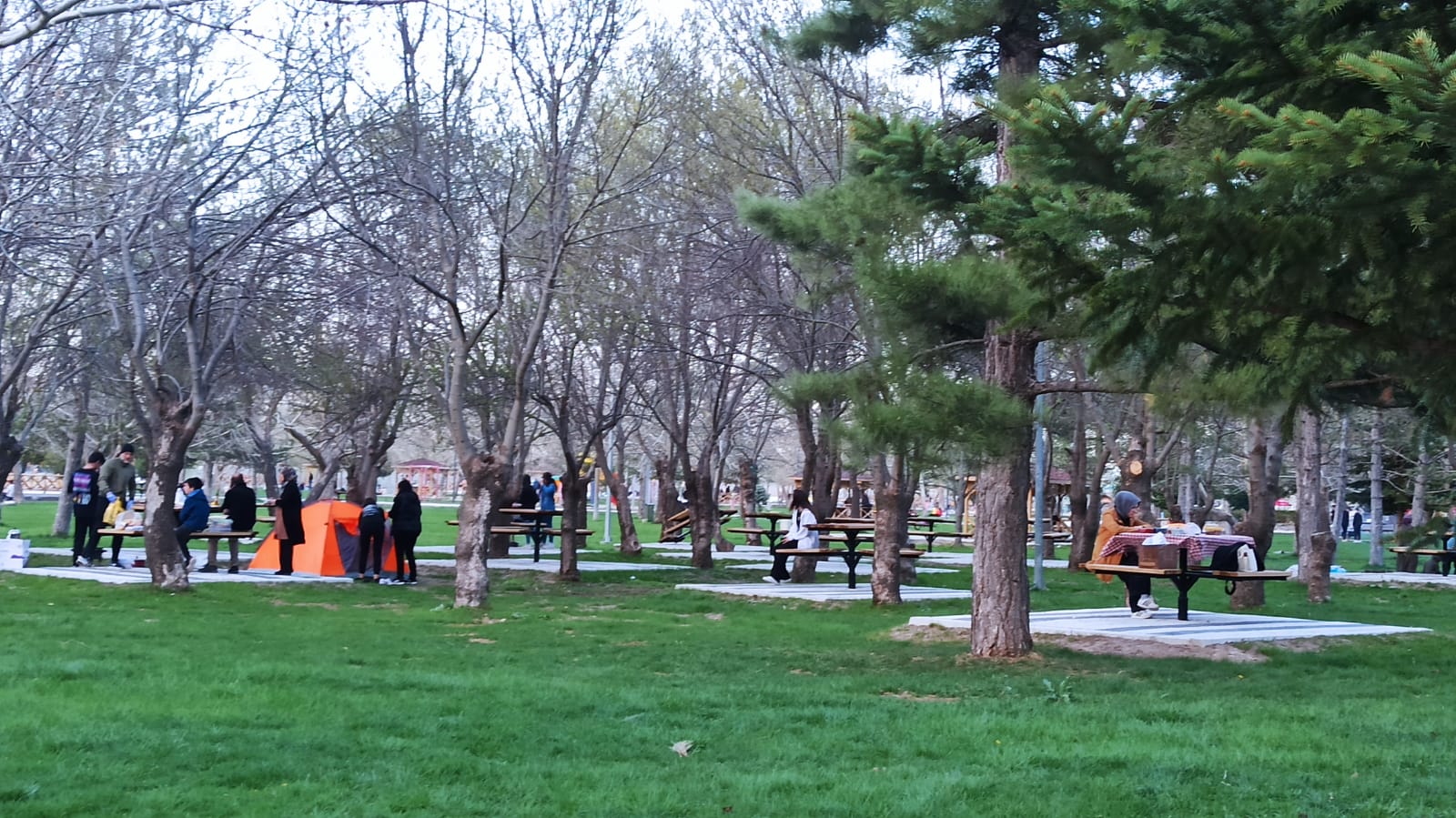 Kuğulu Tabit Parkın’da iftar zamanı