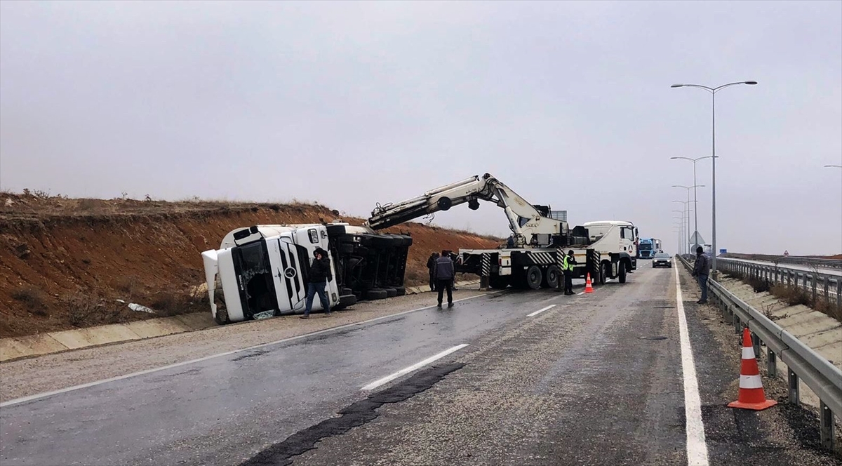 Kulu'da devrilen tırın sürücüsü yaralandı