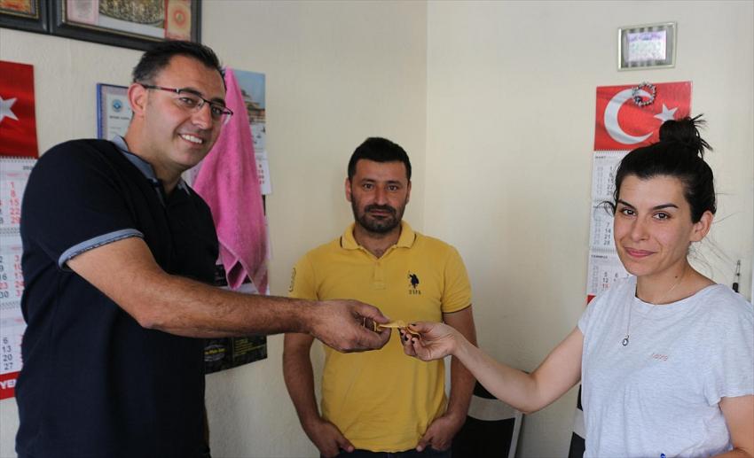 Kulu'da esnafın bulduğu altın bilezik, sahibine teslim edildi