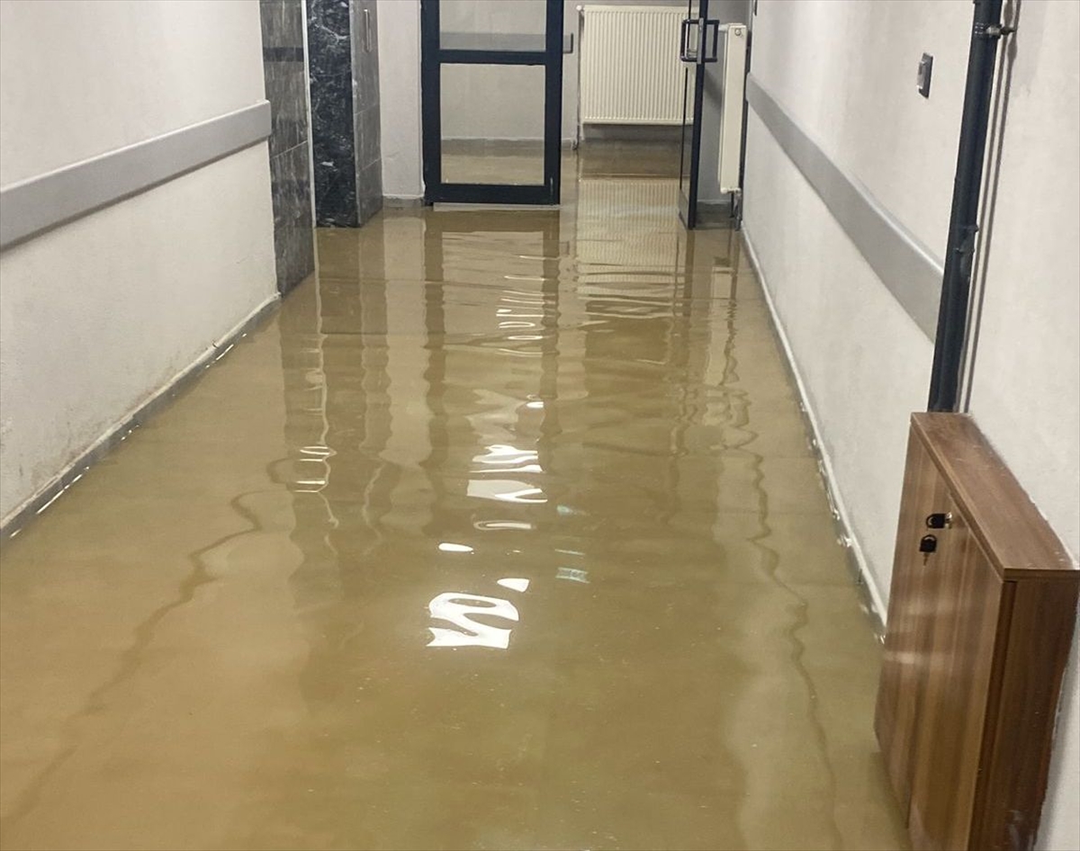 Kulu'da sağanak su basınlarına neden oldu