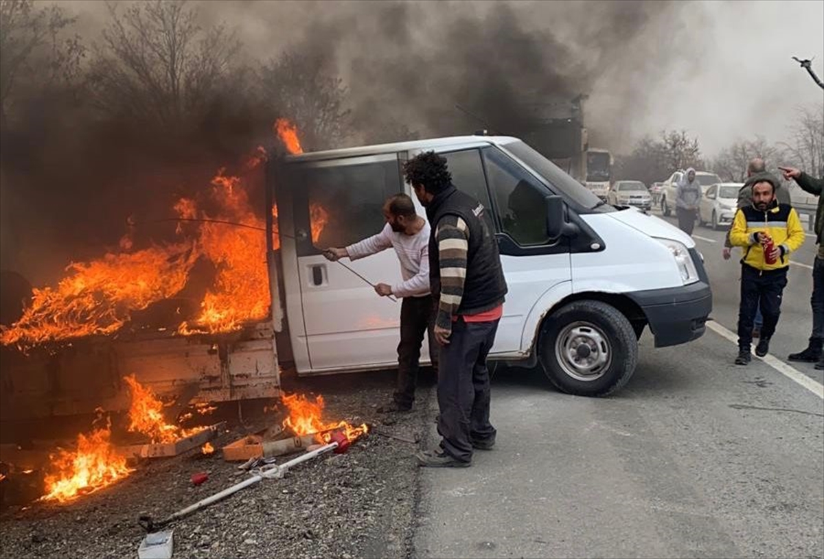 Kulu'da seyir halindeki kamyonetin kasasında yangın çıktı