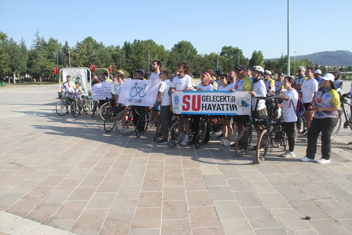 Kuraklığa dikkat çekmek için Beyşehir Gölü kenarında pedal çevirdiler