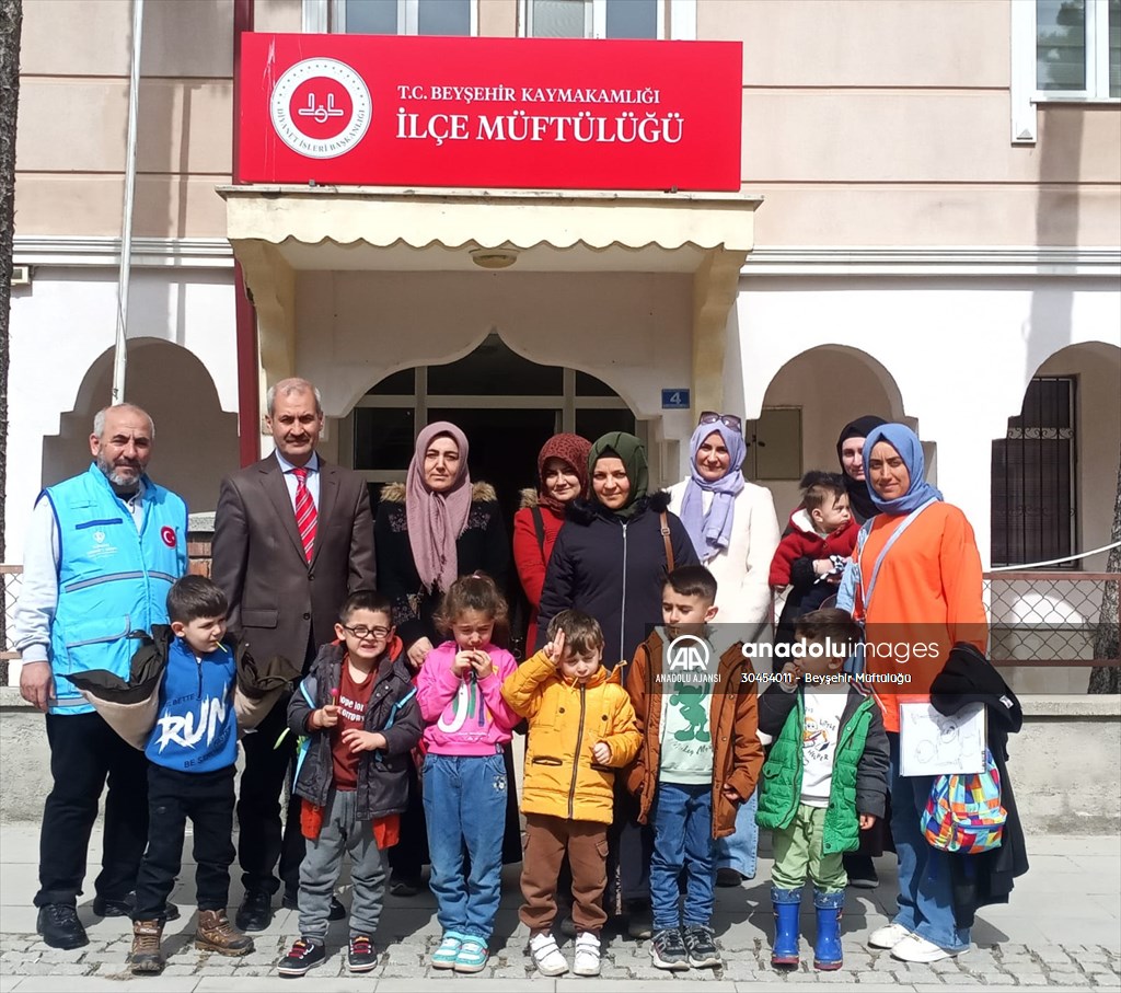 Kuran Kursu öğrencileri kumbaradaki harçlıklarını depremzede ailelere bağışladı
