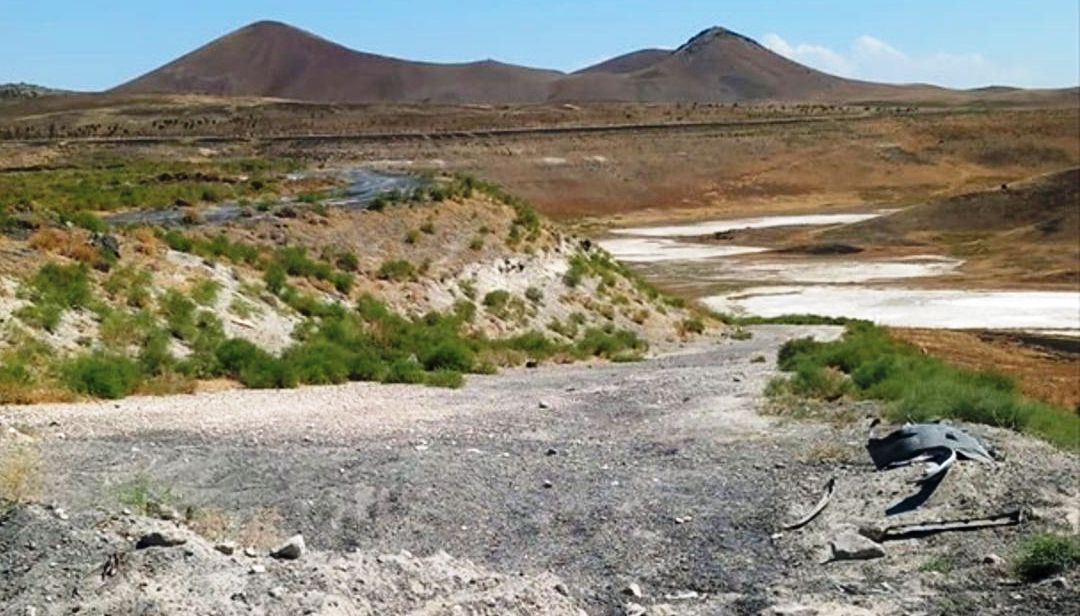Kuruyan  Meke Gölü'ne araç  yuvarlandı