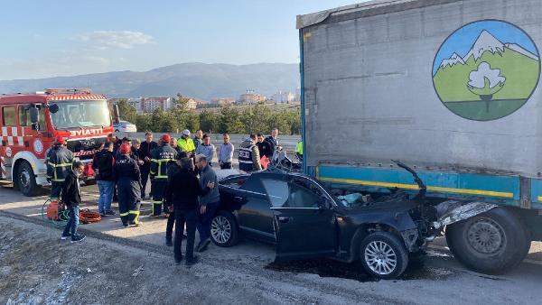 Kütahya'da TIR’la çarpışan makam aracının sürücüsü öldü
