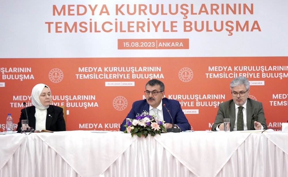 Lisede sınıfta kalma geri geldi! İşte yeni ortalama ve devamsızlık kararları..