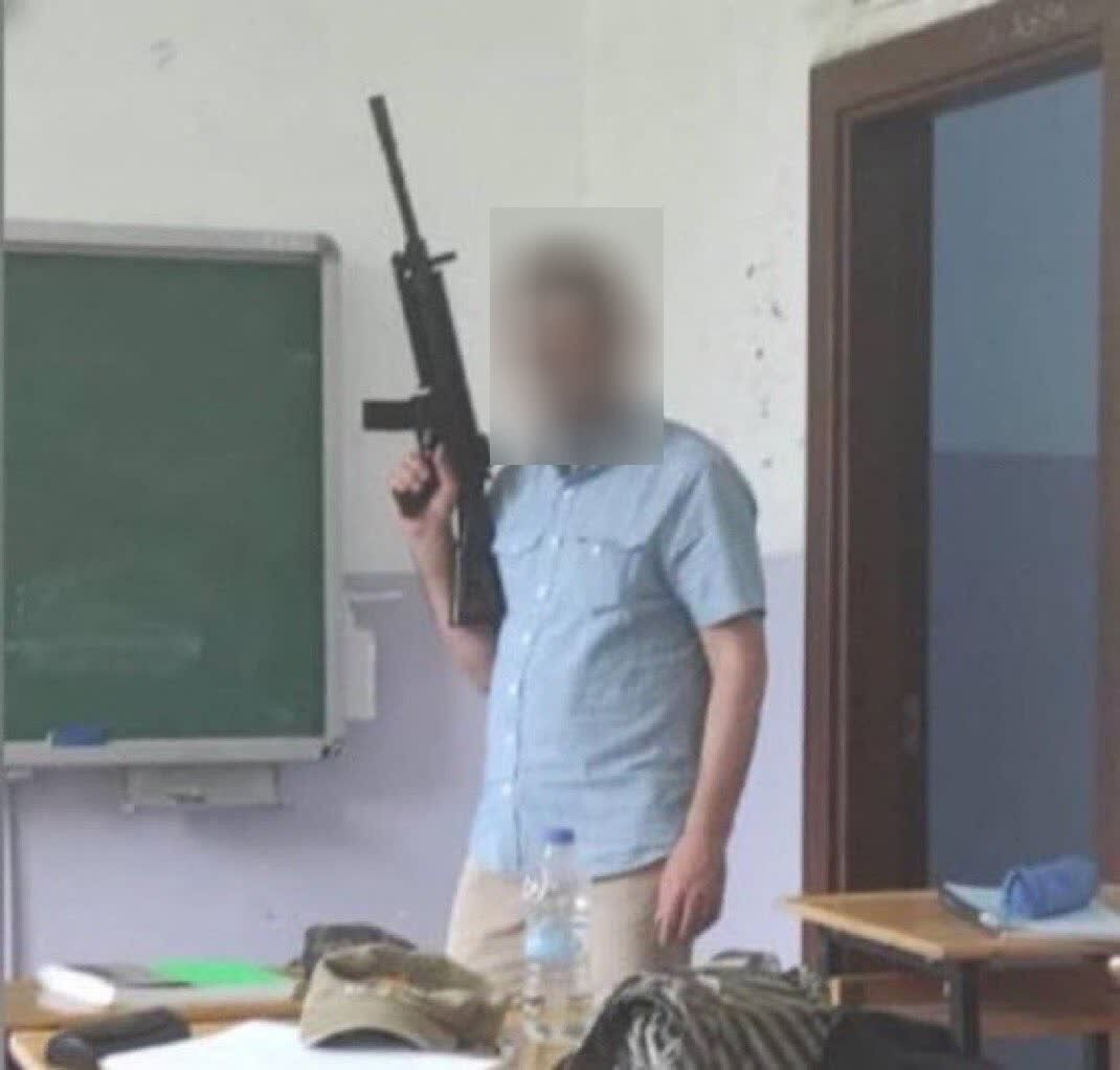 Lisede skandal olay! Müdür yardımcısı elinde tüfekle sınıfa girdi