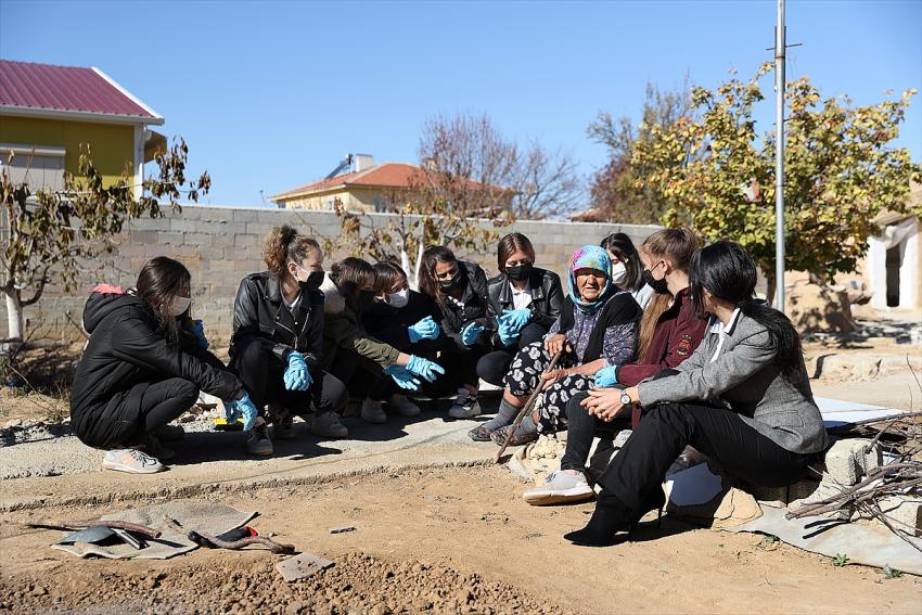 Liseli kızlar yaşlıları ziyaret edip bahçelerinde güz temizliği yapıyor