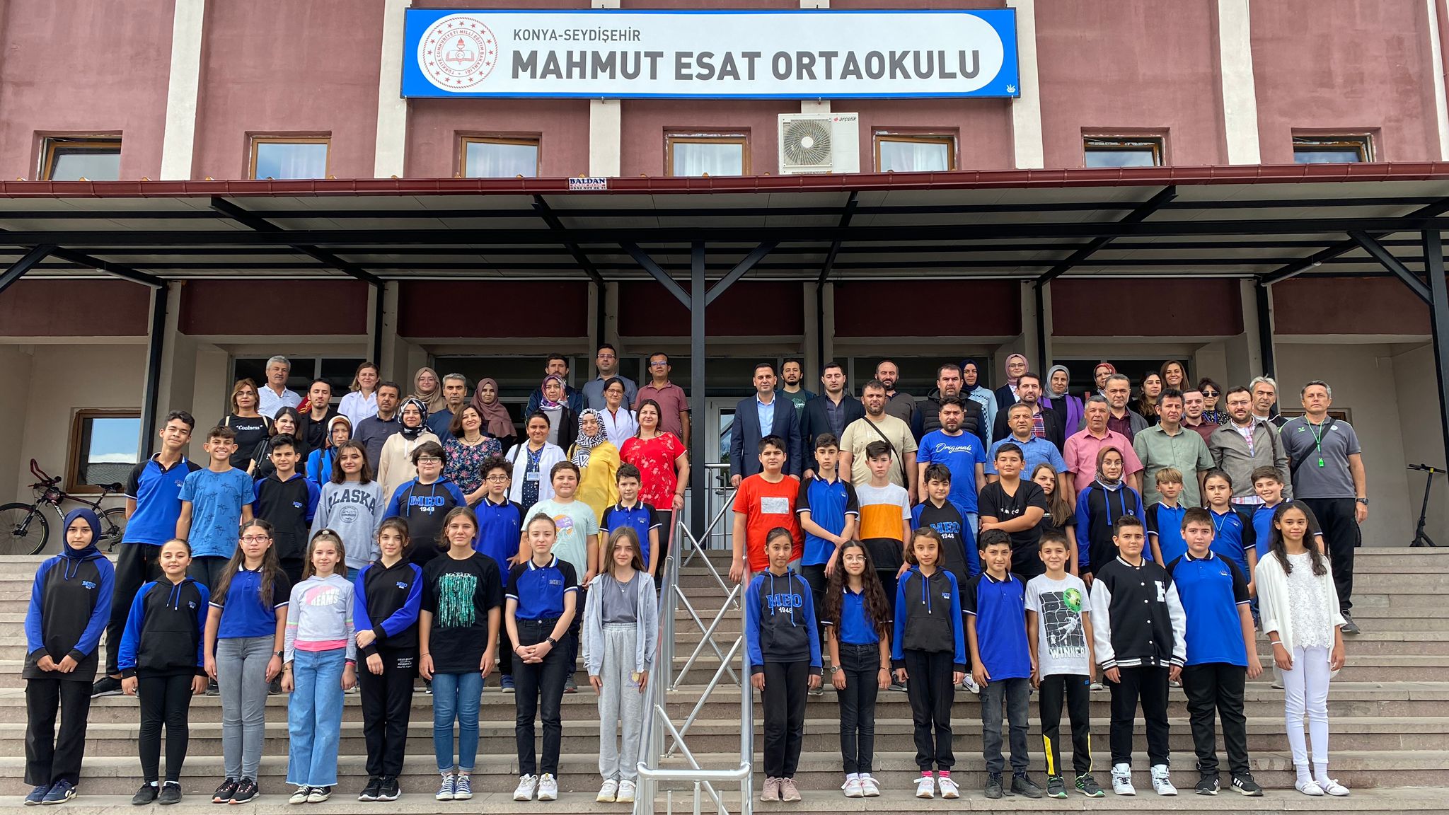 MAHMUT ESAT ORTAOKULU BAŞARILI ÖĞRENCİLERİ ÖDÜLLENDİRDİ.