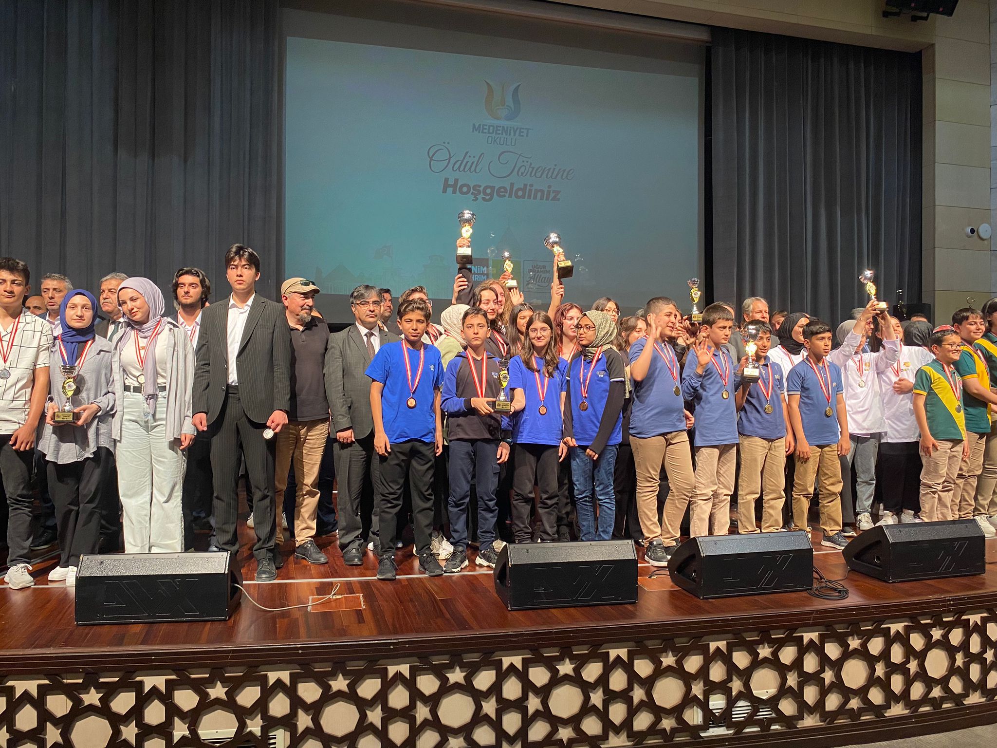 Mahmut Esat Ortaokulu Bilgi Yarışmasında Üçüncülük ödülünü aldı.