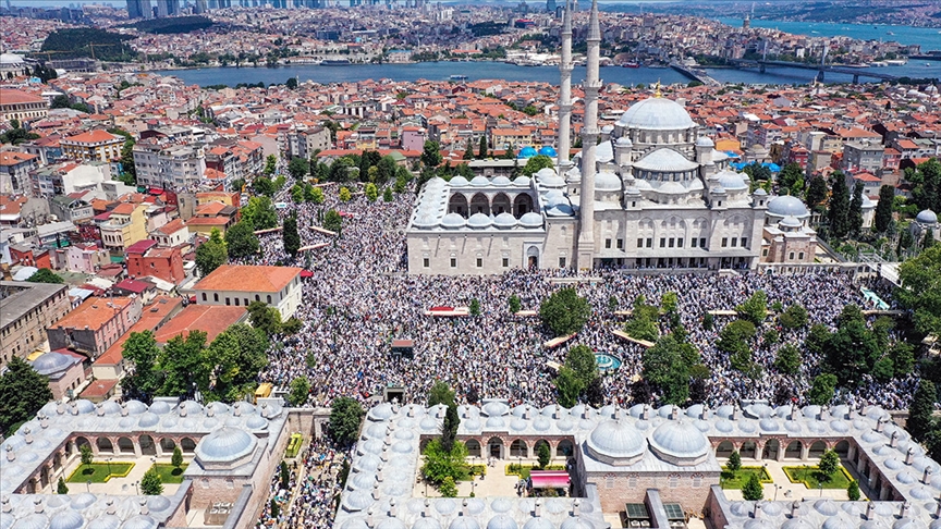 Mahmut Ustaosmanoğlu cenazesine binlerce kişi akın etti!