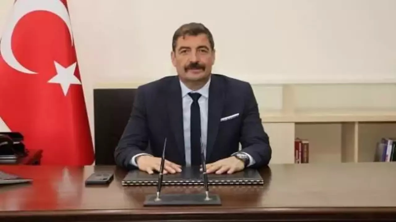 Makamında iki kişiyi darp eden belediye başkanı tutuklandı