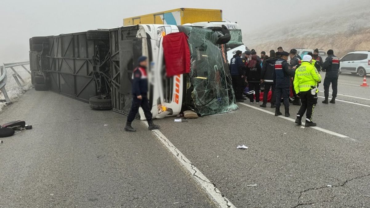 Malatya'da devrilen yolcu otobüsüne tır çarptı! 4 kişi hayatını kaybetti, 29 kişi yaralandı