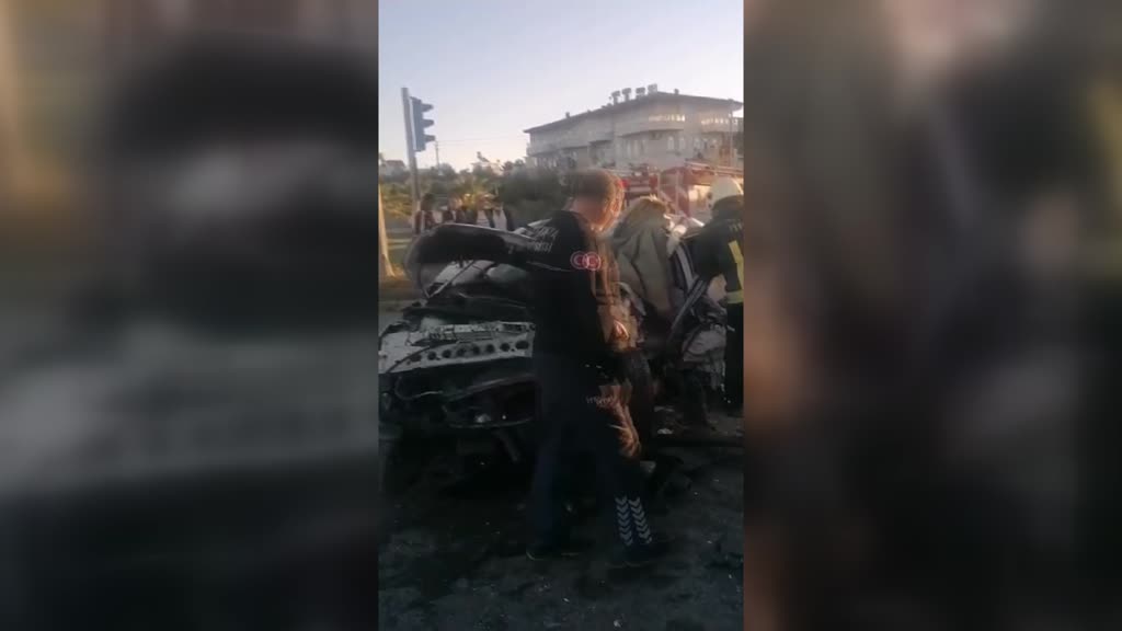 Manavgat'ta servis midibüsü ile otomobil çarpıştı, 2 kişi öldü, 13 kişi yaralandı