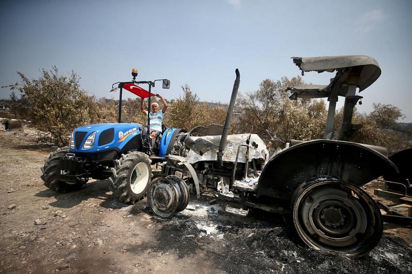 Manavgat'ta yangına müdahale eden çiftçinin yanan traktörünün yerine yenisi teslim edildi