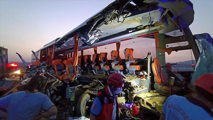 Manisa'da katliam gibi kaza: 9 ölü, 30 yaralı