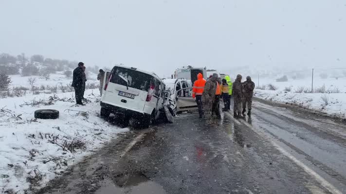 Mardin'de iki araç kafa kafaya çarpıştı: 4 ölü 7 yaralı