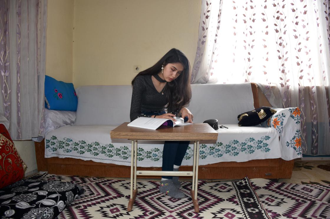 Mercekle ders çalışan Nazlıcan azmiyle üniversiteli oldu