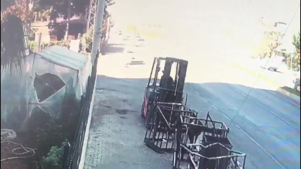 MERSİNDE - Çöp kamyonu ile  Konya  Plakalı pikabın çarpışması sonucu 4 kişi öldü