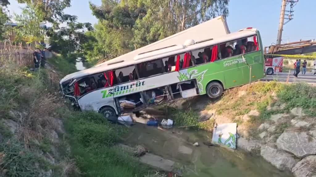 MERSİN - Yolcu otobüsü kamyonla çarpıştı, 1 kişi öldü, 28 kişi yaralandı