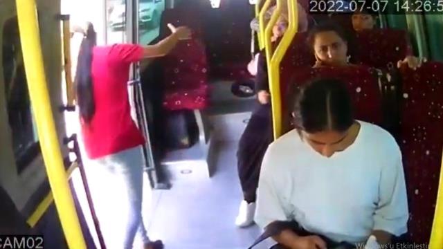 Mersinde Minibüsün açık kalan kapısından düşen Meryem Özkıraç yaşamını yitirdi! O anlar kamerada