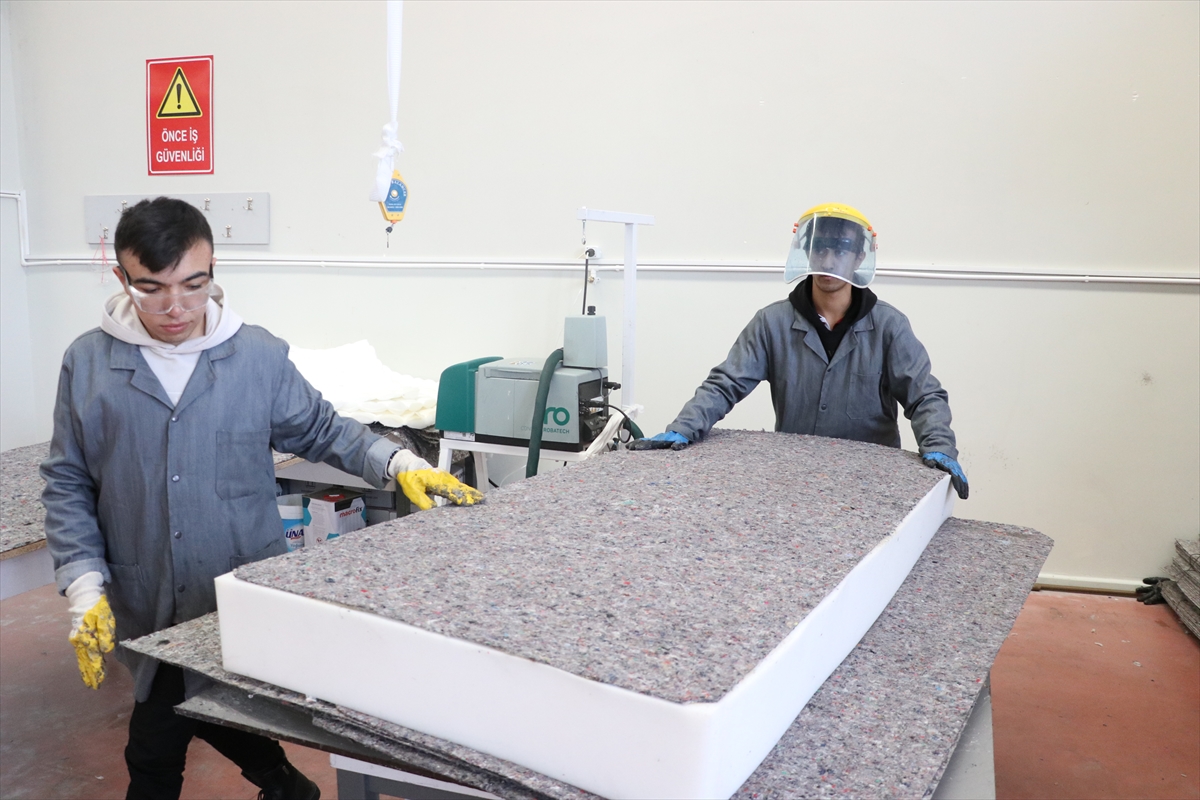 Meslek liseli öğrenciler depremzedeler için yatak üretiyor