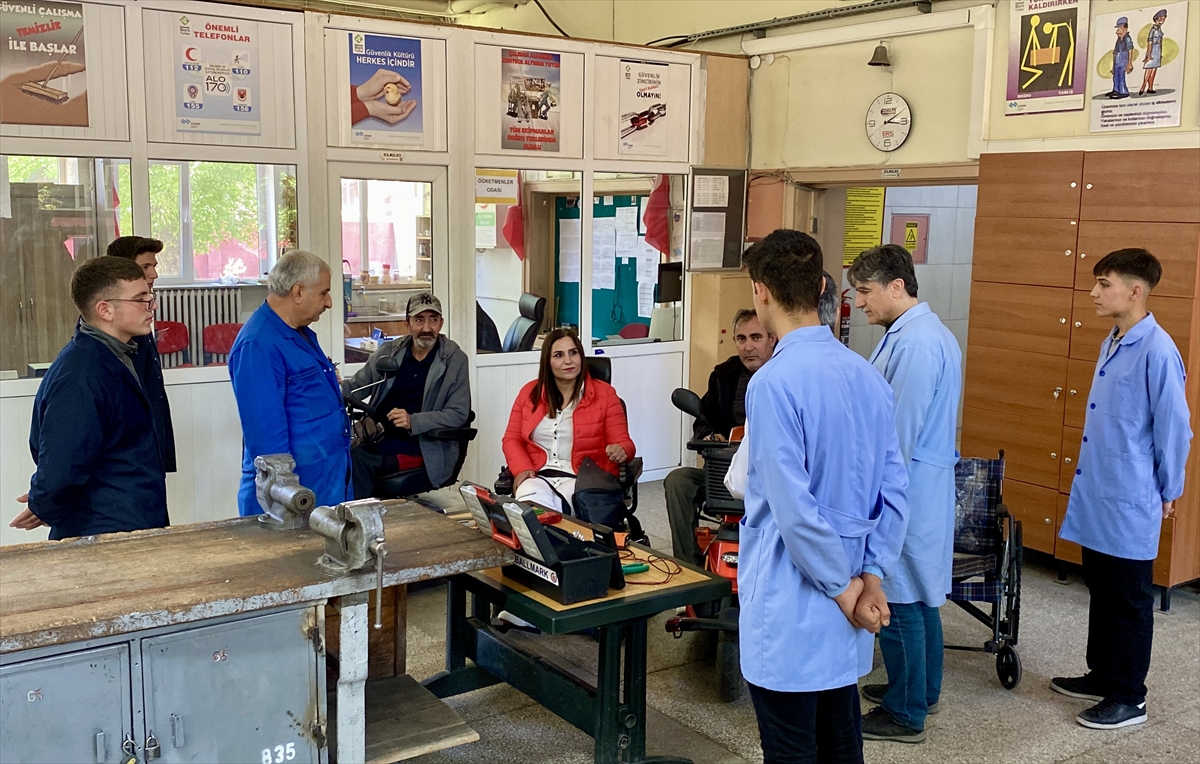 Meslek liseliler engellilerin araçlarını ücretsiz onarıyor