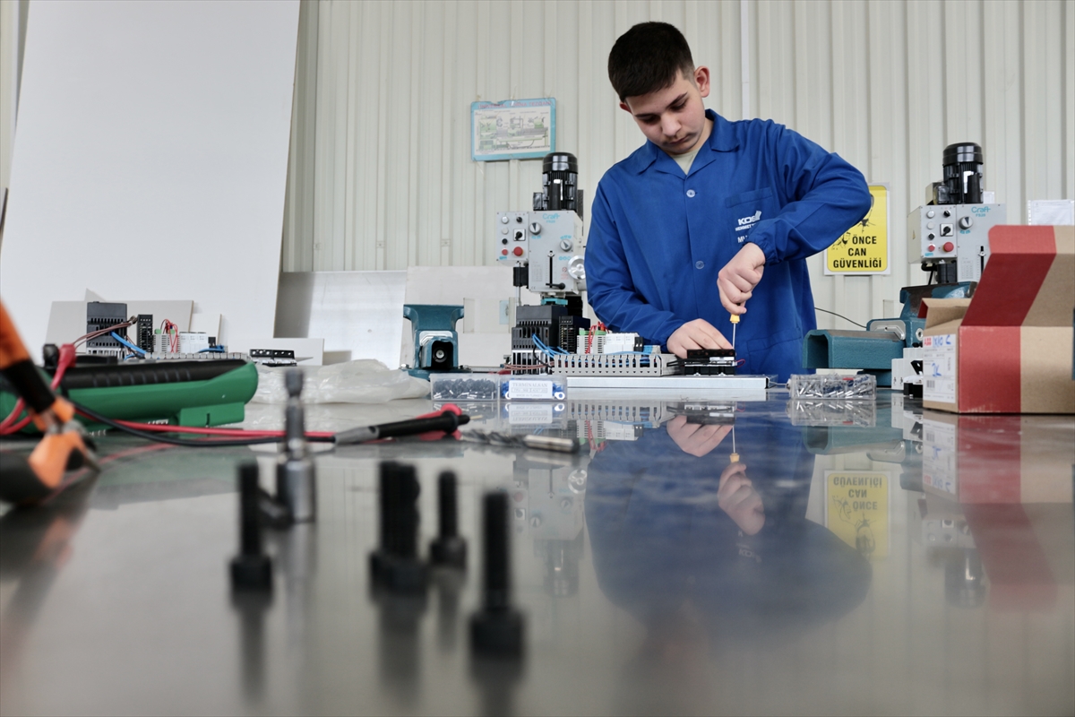 Meslek liseliler yemek artıklarını kedi ve köpek mamasına dönüştüren makine üretti