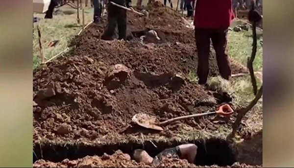 Mezar kazan 4 kişi dakikalar içinde hayatını kaybetti