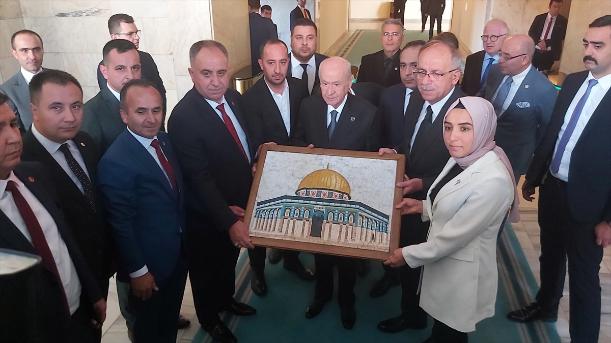 MHP Konya İl Başkanı Karaarslan, Devlet Bahçeli’ye Mescidi Aksa tablosu hediye etti